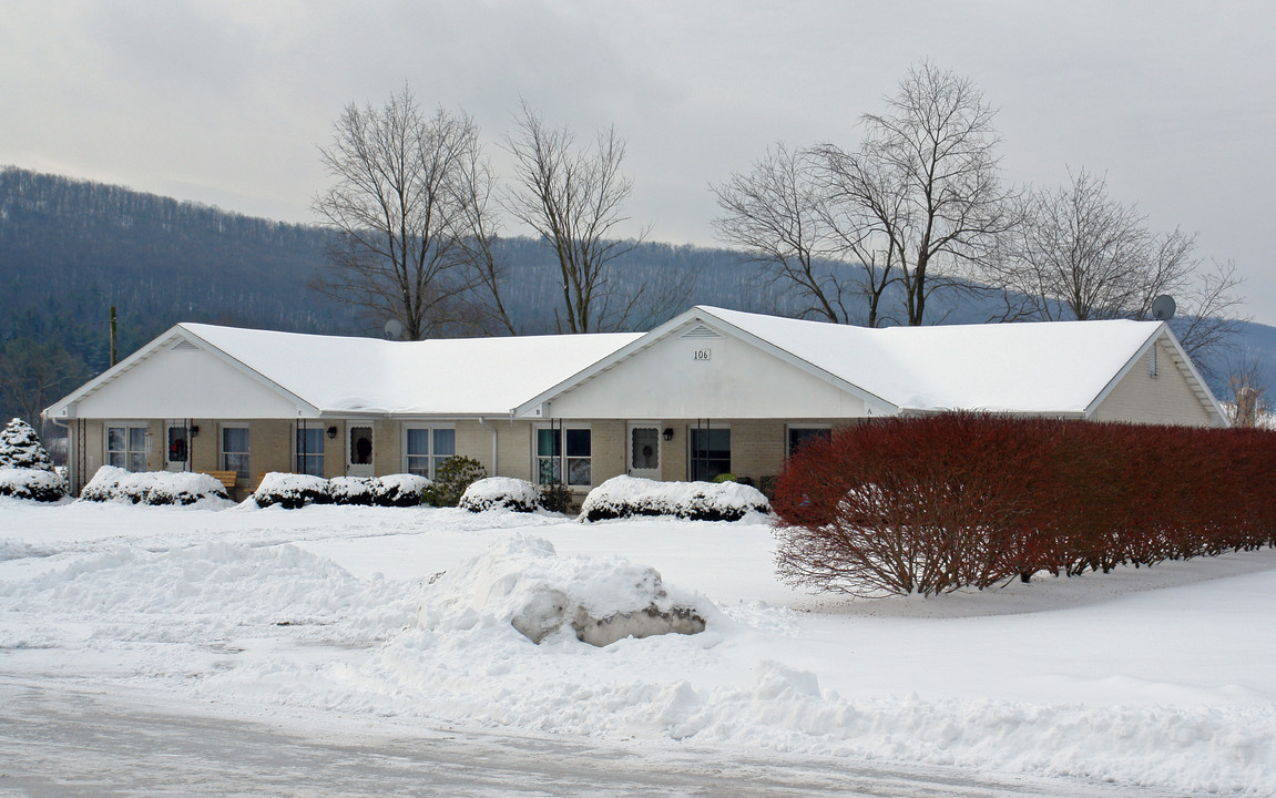 106 Leisure Ln in Madisonburg, PA - Building Photo