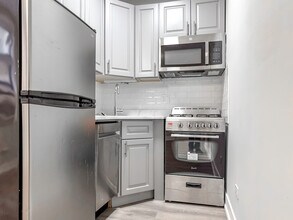 543 W Belmont Ave, Unit M00H in Chicago, IL - Building Photo - Building Photo