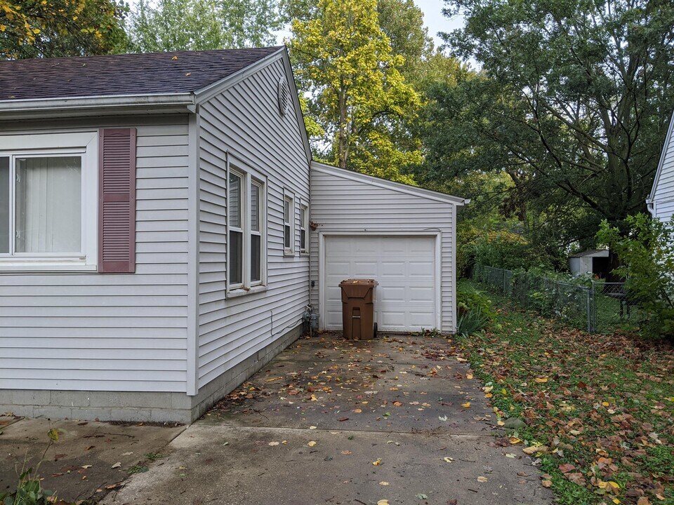 608 N James St in Champaign, IL - Building Photo