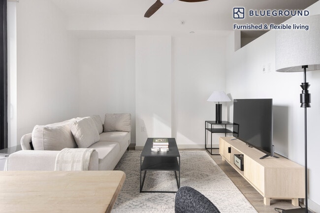 221 SW 12th St in Miami, FL - Foto de edificio - Building Photo