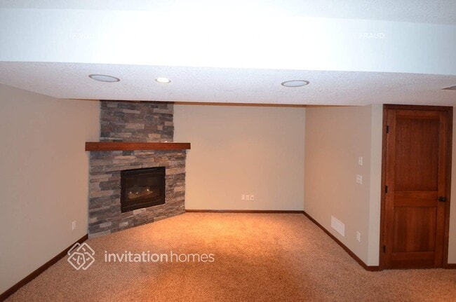 7006 Cambridge Rd in Shakopee, MN - Foto de edificio - Building Photo