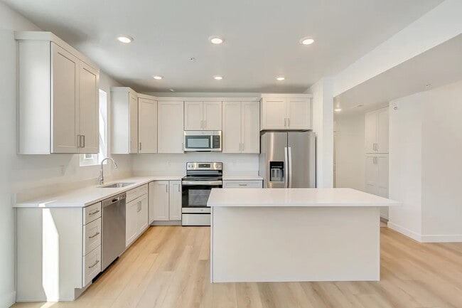 8355 S Sky Mirror Ln, Unit 304 in Sandy, UT - Building Photo - Building Photo