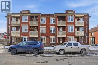 1 Fairholt Rd N in Hamilton, ON - Building Photo - Building Photo