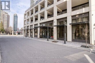 30 Elm Dr W in Mississauga, ON - Building Photo - Building Photo