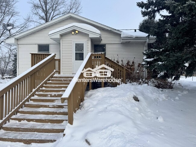 8225 20th Ave N in Lino Lakes, MN - Foto de edificio - Building Photo