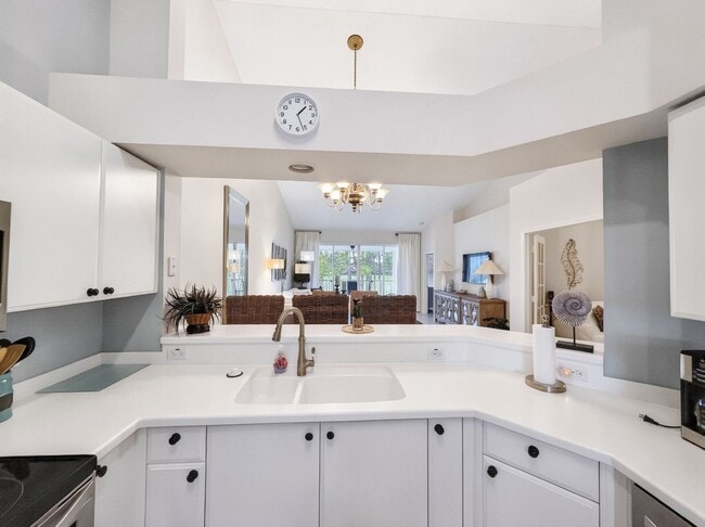 8175 Celeste Dr in Naples, FL - Foto de edificio - Building Photo