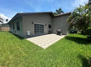 9330 SW 170th St in Palmetto Bay, FL - Building Photo - Building Photo