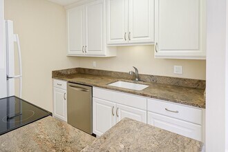 3604 W Estates Ln, Unit 117 in Rolling Hills Estates, CA - Building Photo - Building Photo