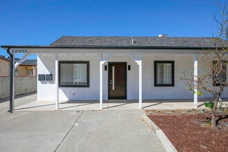 10955 Burnet Ave in Mission Hills, CA - Foto de edificio - Building Photo