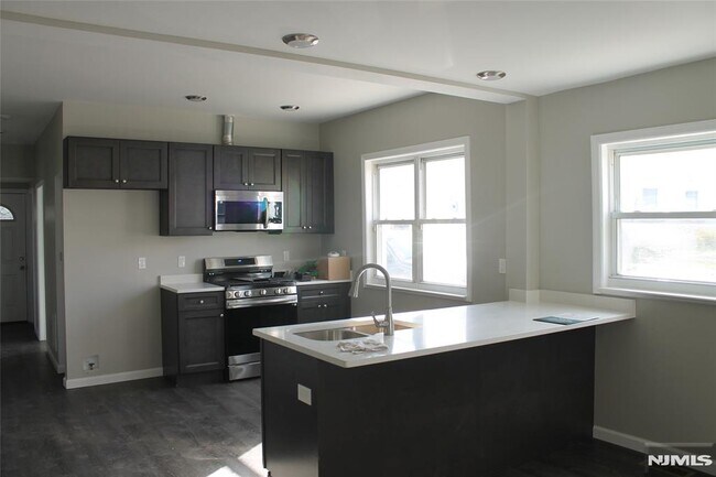 519 Roosevelt Ave, Unit 1 in Carteret, NJ - Building Photo - Building Photo