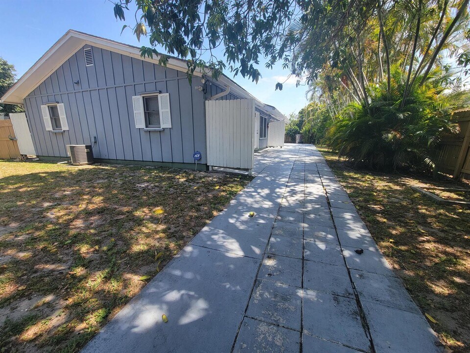9285 Green Meadows Way in Palm Beach Gardens, FL - Building Photo