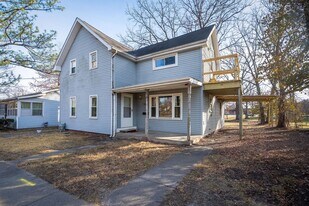 207 E Oak St in Carbondale, IL - Building Photo