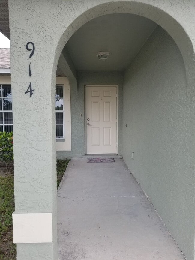 914 Santa Barbara Blvd in Cape Coral, FL - Building Photo - Building Photo