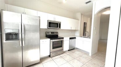 5600 NW 114th Pl in Doral, FL - Building Photo - Building Photo