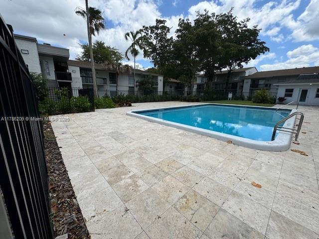 4007 N University Dr in Sunrise, FL - Foto de edificio - Building Photo