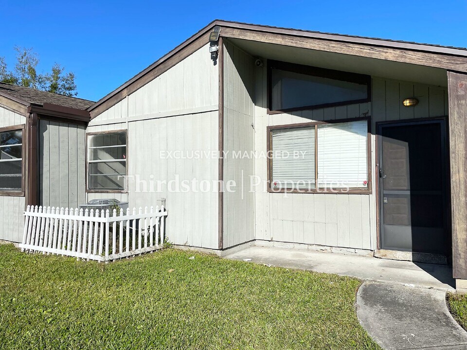8124 San Jose Manor Dr E in Jacksonville, FL - Building Photo