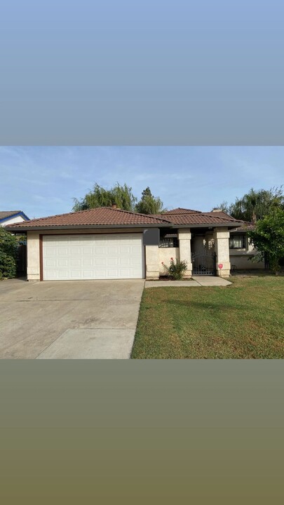 2417 Greenacre Ln in Modesto, CA - Building Photo