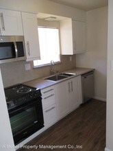 220 Granada Ave in Long Beach, CA - Building Photo - Building Photo