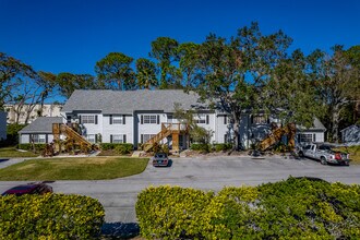 The Manor in Pinellas Park, FL - Building Photo - Building Photo