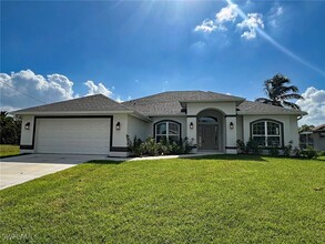 410 SE 1st Terrace in Cape Coral, FL - Foto de edificio - Building Photo