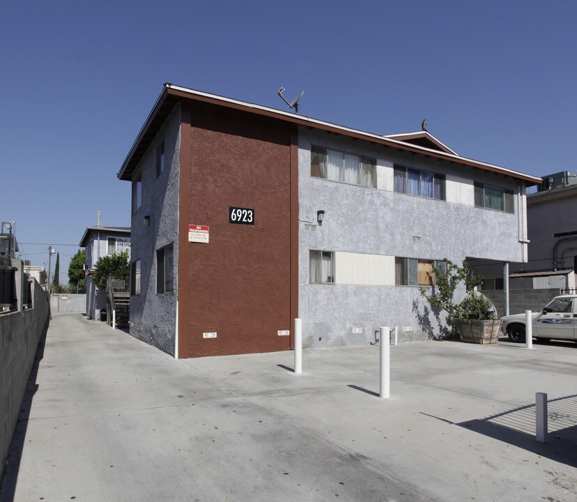 6923 Ben Ave in North Hollywood, CA - Foto de edificio