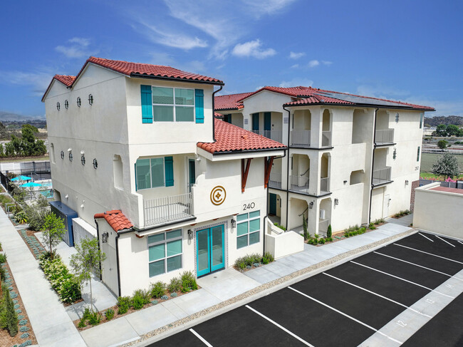 The Commodore Apartments in National City, CA - Foto de edificio - Building Photo