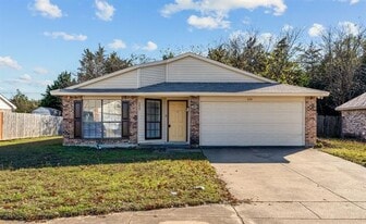 134 London Ln in Glenn Heights, TX - Building Photo