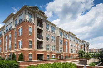 The Courts at Huntington Station in Alexandria, VA - Foto de edificio - Building Photo