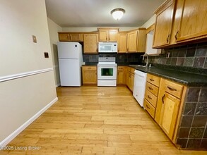6910 Village Green Blvd in Pewee Valley, KY - Building Photo - Building Photo