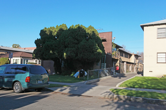 1005 W Angeleno Ave in Burbank, CA - Building Photo - Building Photo