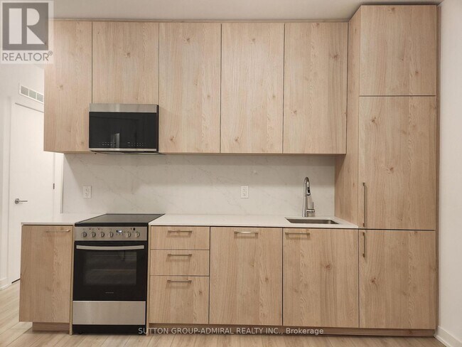 7439 Kingston Rd in Toronto, ON - Building Photo - Building Photo