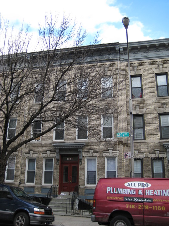 19-22 Grove St in Flushing, NY - Foto de edificio