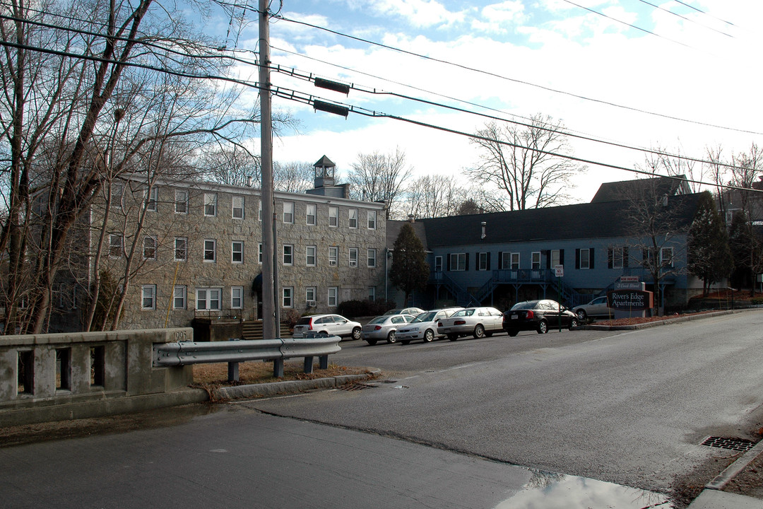 3 Cook St in Douglas, MA - Foto de edificio