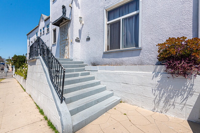 4915 San Vicente Blvd, Unit LARGE UPPER ONE BD DUPLEX, Unit LARGE UPPER ONE BD DUPLEX
