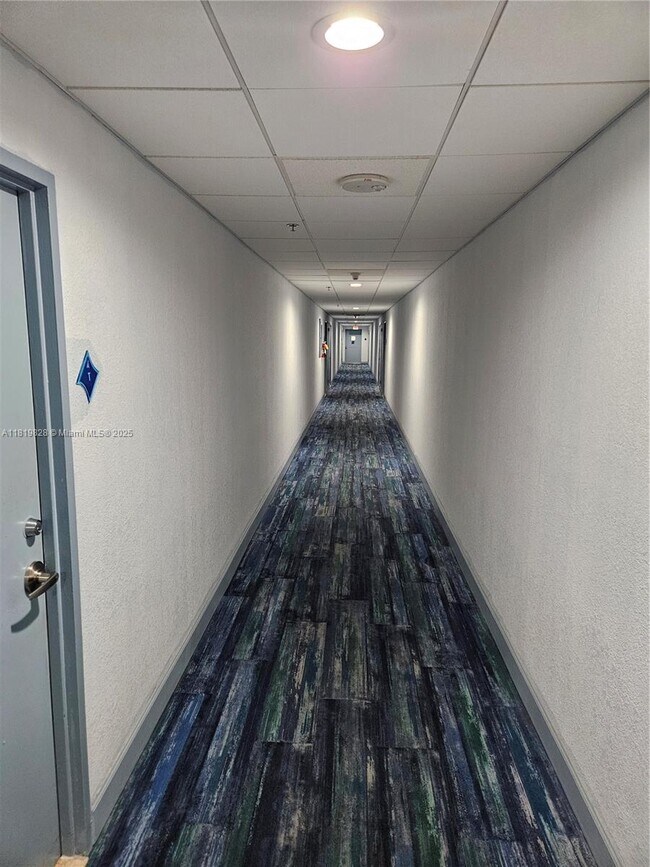7501 E Treasure Dr in North Bay Village, FL - Building Photo - Building Photo
