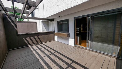 3825 Caminito Litoral in San Diego, CA - Foto de edificio - Building Photo