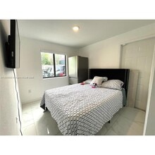 2957 NW 45th St in Miami, FL - Foto de edificio - Building Photo