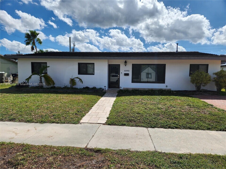 10990 SW 57th St in Miami, FL - Foto de edificio