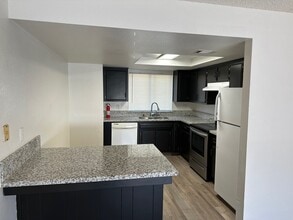 3616 Panama Ln, Unit A in Bakersfield, CA - Building Photo - Building Photo