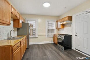 128 Campbell Ave in West Haven, CT - Building Photo