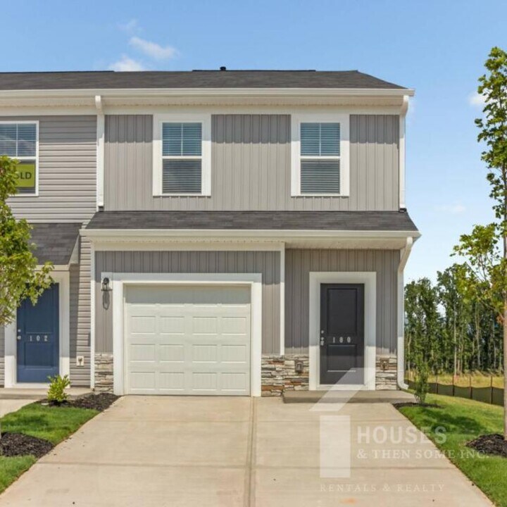 100 Randwick Ln in Greer, SC - Building Photo