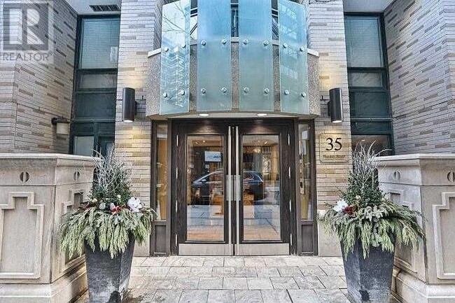 35-335 Hayden St in Toronto, ON - Building Photo - Building Photo