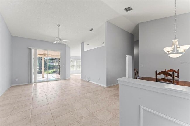 25316 Crestwater Dr in Leesburg, FL - Building Photo - Building Photo