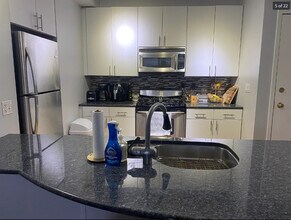 400 W Ontario St, Unit 906 in Chicago, IL - Building Photo - Building Photo