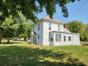 1738 Racine Ave in Mount Union, IA - Building Photo - Building Photo