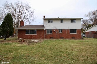 18672 Beatrice St in Clinton Township, MI - Building Photo - Building Photo