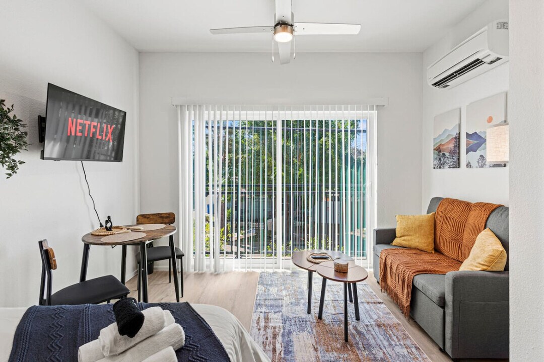 596 W 9th St in Dallas, TX - Building Photo