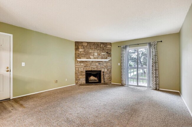 8225 Fairmount Dr, Unit 6-107 in Denver, CO - Building Photo - Building Photo