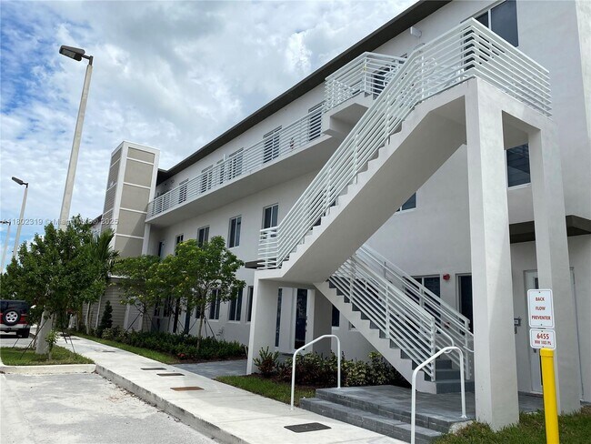 6455 NW 103rd Pl in Doral, FL - Building Photo - Building Photo