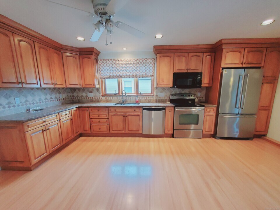 1003 Shippan Ave-Unit -2 in Stamford, CT - Building Photo